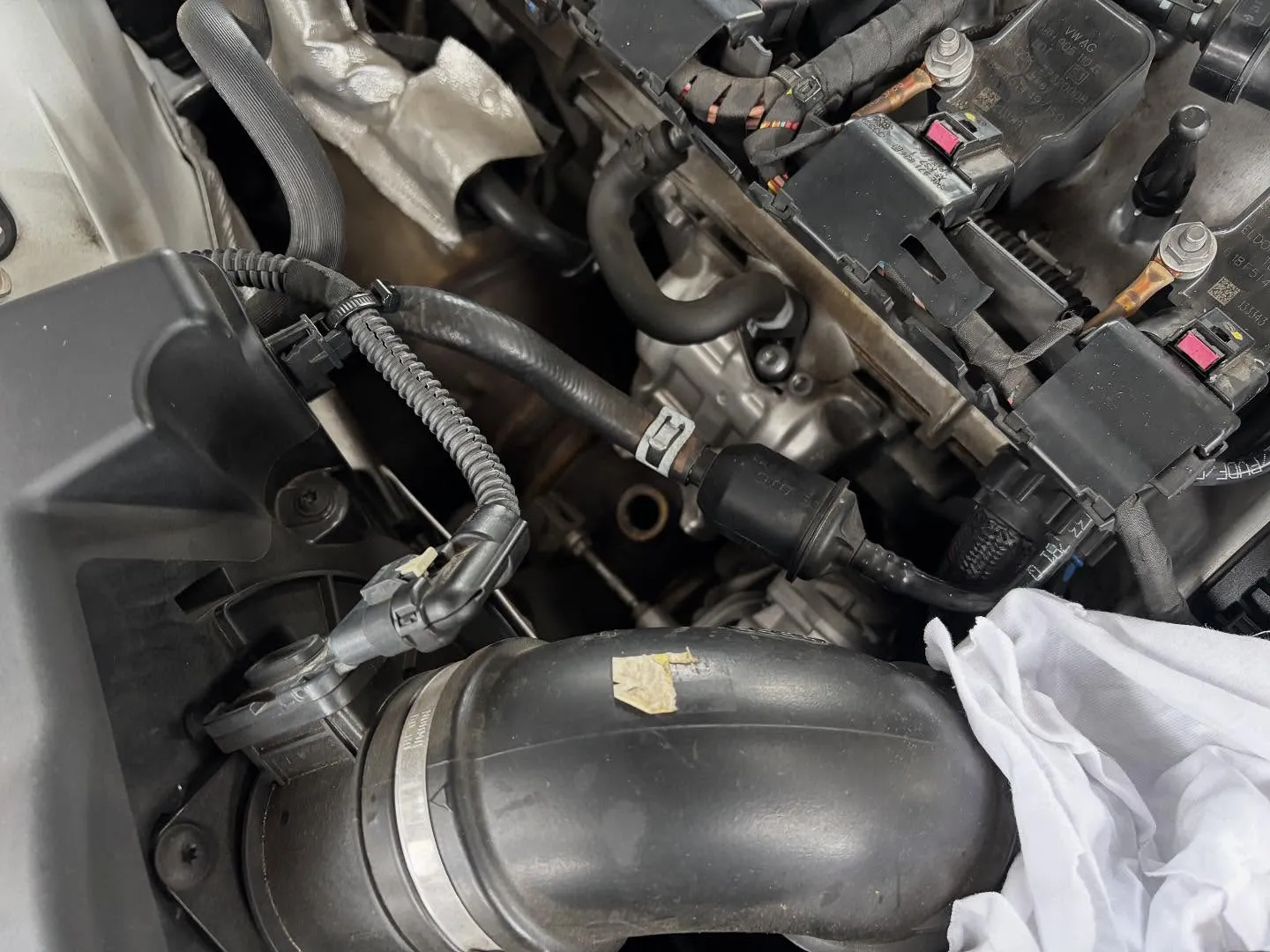 2016年モデルのF4型アウディA4において、エンジンチェッ...