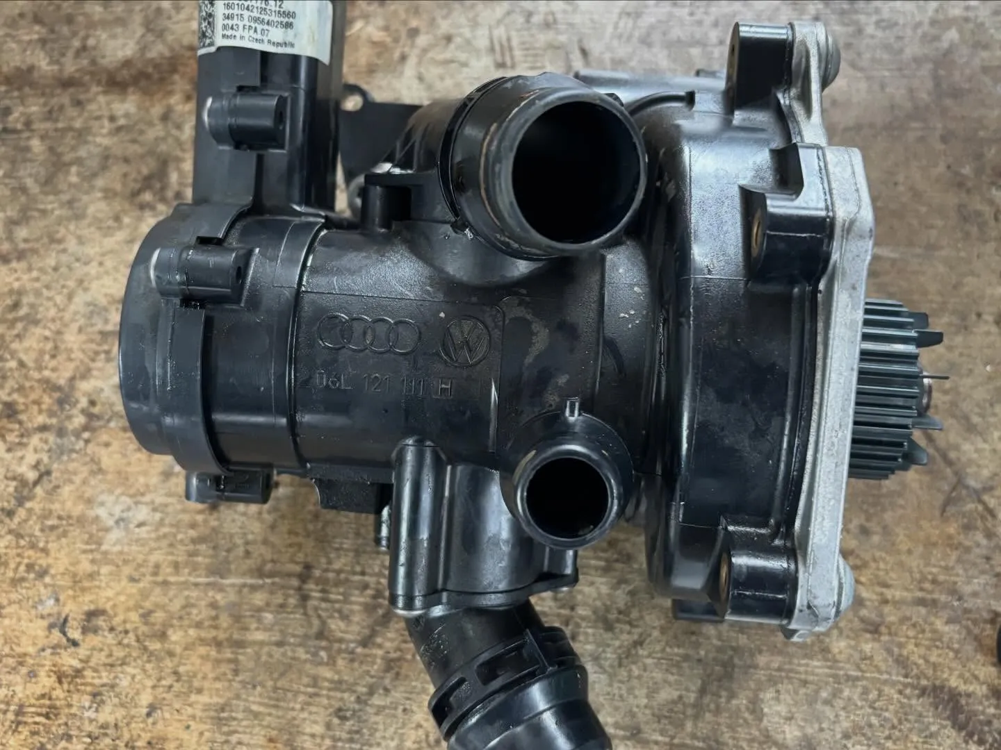 2016年式アウディA4のお客様より、冷却水警告灯が点灯し冷...