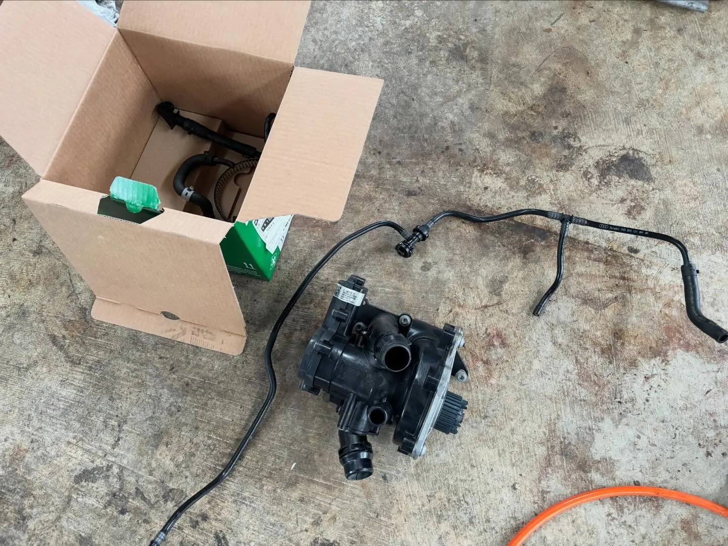 2016年式アウディA4のお客様より、冷却水警告灯が点灯し冷...