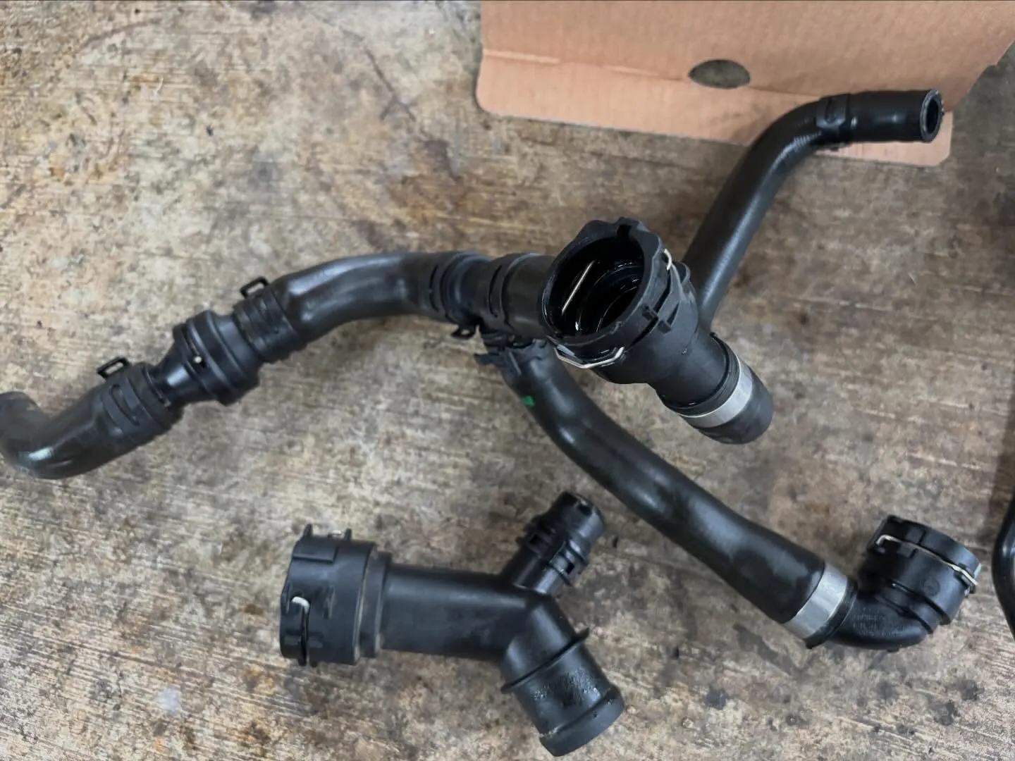 2016年式アウディA4のお客様より、冷却水警告灯が点灯し冷...