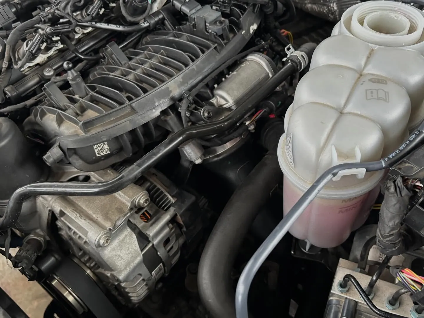 2016年式アウディA4のお客様より、冷却水警告灯が点灯し冷...