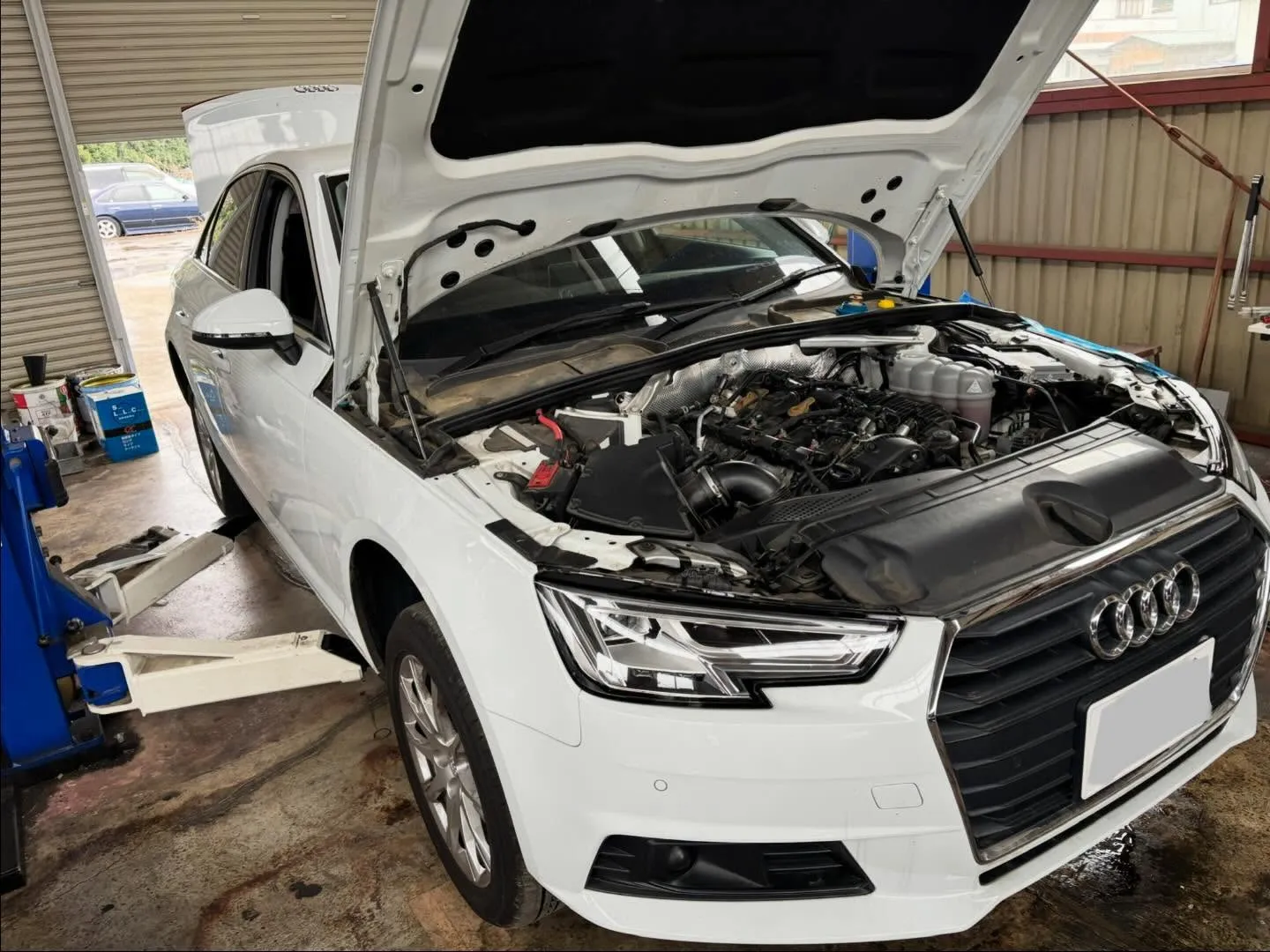 2016年式アウディA4のお客様より、冷却水警告灯が点灯し冷...