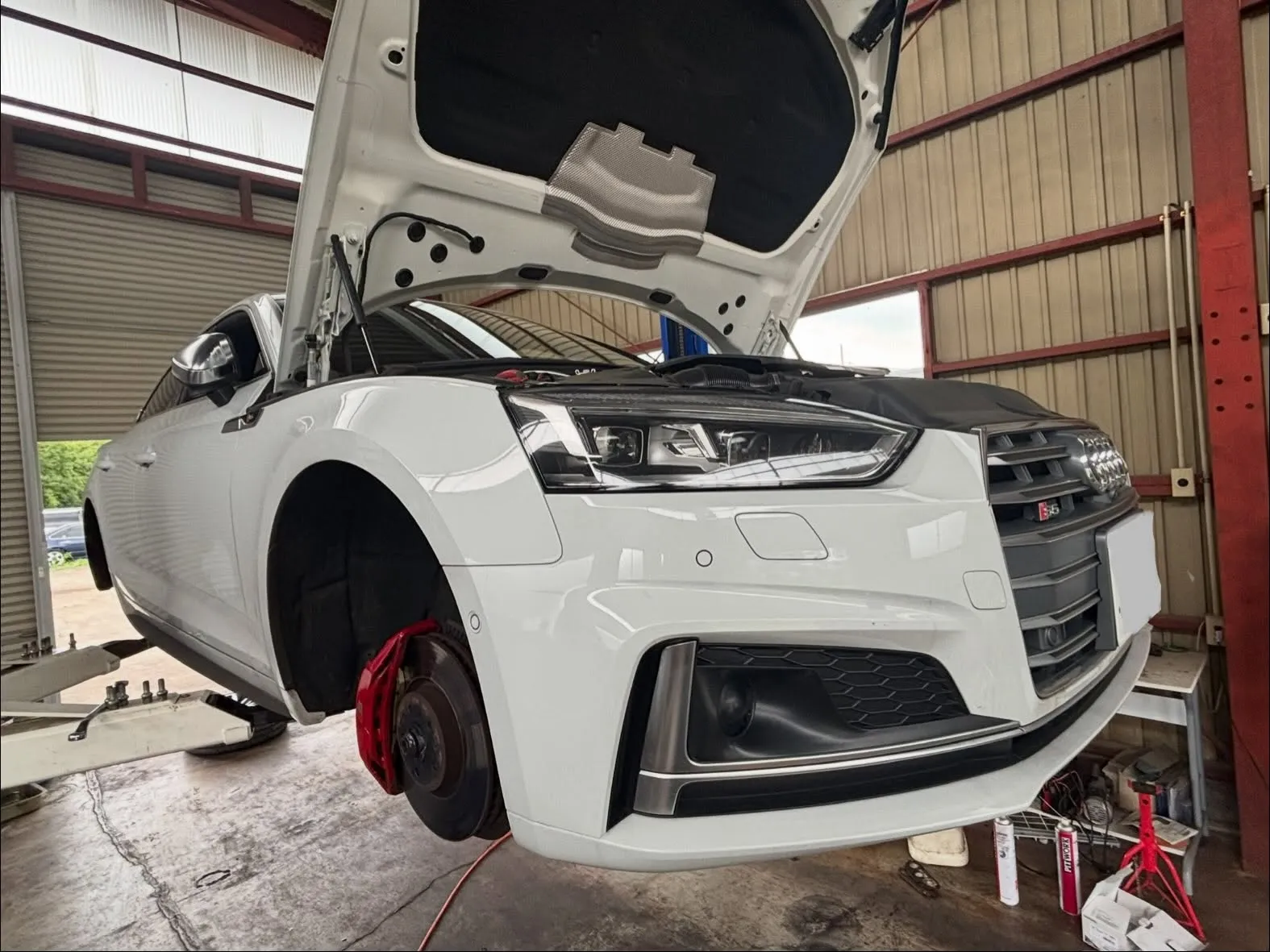 先日、2020年モデルのアウディS5の定期点検を実施し、フロ...